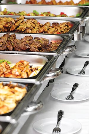 Camareros sirviendo canapés
