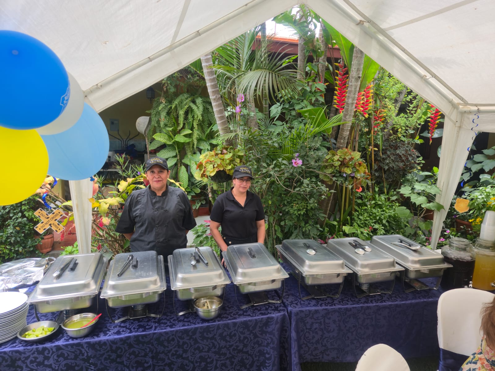 Nuestro equipo atendiendo un buffet en evento al aire libre