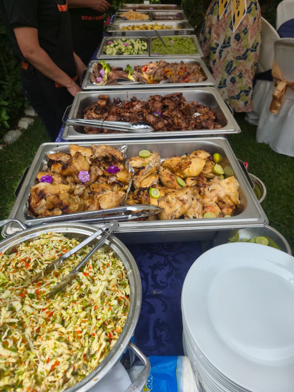 Buffet con pollo a la parrilla, carnes y ensaladas